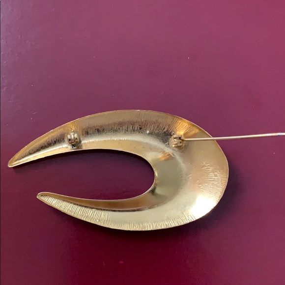 Vintage golden tone clasped with lever brooch - Picture 10 of 10